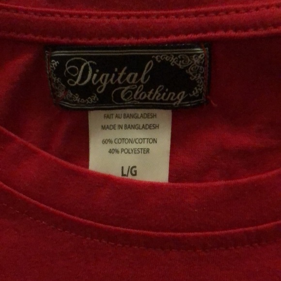 Digital Clothing red “kiss my mistletoe” t-shirt - Picture 3 of 4